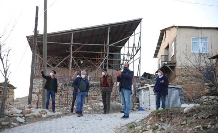 Bu köy, 3 ilin ortasında ama telefonlar çekmiyor, vatandaşlar yollara düşüyor