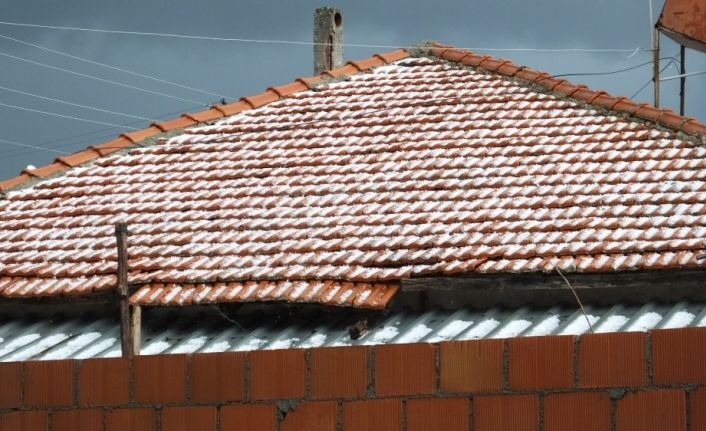 Burhaniye’de yağan dolu kar gibi beyazlattı