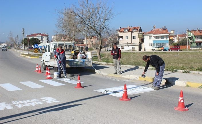 Burhaniye’de yaya geçitleri boyanıyor