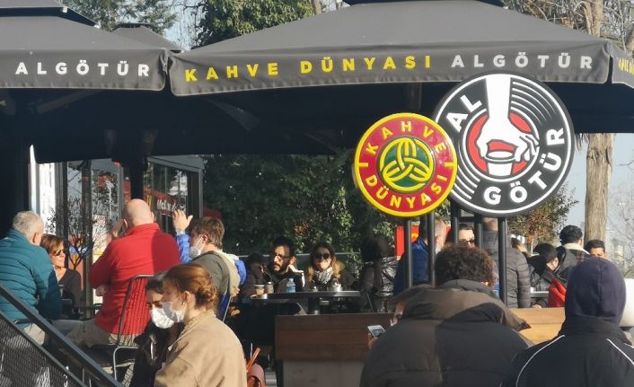 Caddebostan’da kalabalık havadan görüntülenirken bir kişinin gaz maskesi ile dolaşması dikkat çekti