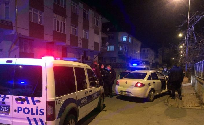Çalıntı otomobile polisten kaçarken kaza yapınca yakayı ele verdiler