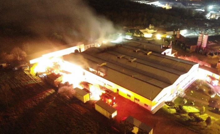 Çekmeköy Ömerli’de bulunan iki katlı bir gıda fabrikasında bilinmeyen bir sebeple yangın çıktı. Olay yerine Ömerli, Sancaktepe, Ümraniye, Sultanbeyli ve Kartal’dan itfaiye ekipleri sevk edildi.