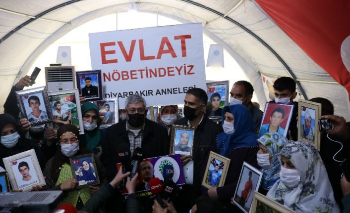 CHP lideri Kılıçdaroğlu gelmedi, kardeşi Celal Kılıçdaroğlu evlat nöbetindeki aileleri ziyaret etti