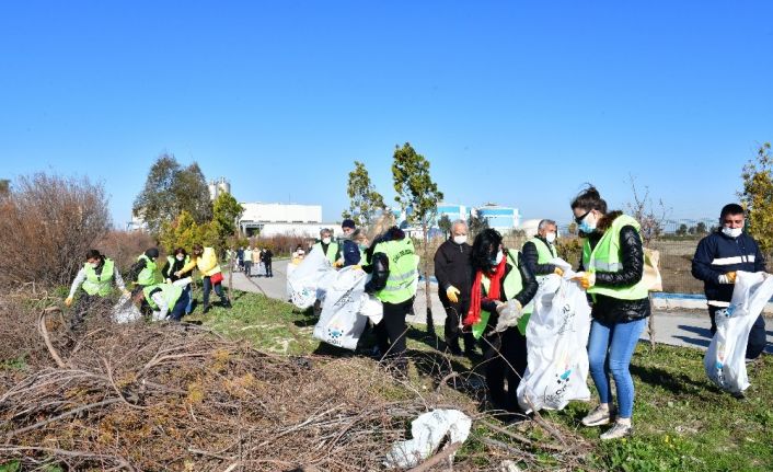 Çiğli’de bahar temizliği kıyı şeridiyle başladı