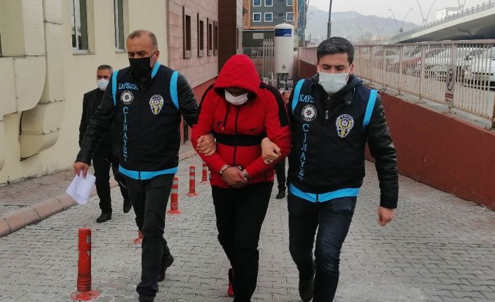 Cinayet dedektifleri 200 saatlik güvenlik kamerasını izleyerek boşandığı eşini öldüren şahsı yakaladı