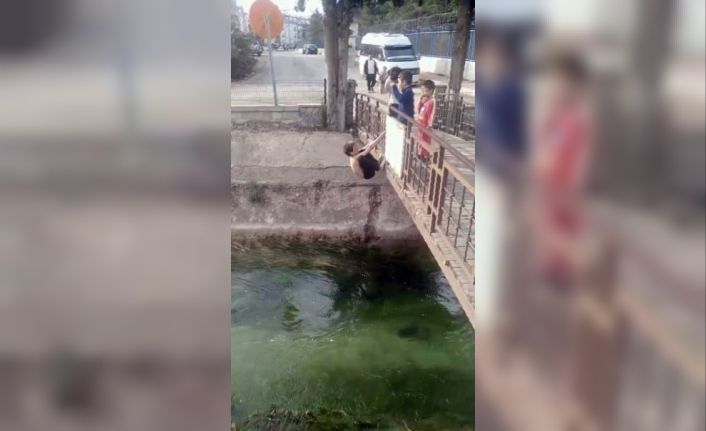 Çocuğun tehlikeli kanal eğlencesini hem kaydetti, hem de ‘maşallah’ diyerek destekledi