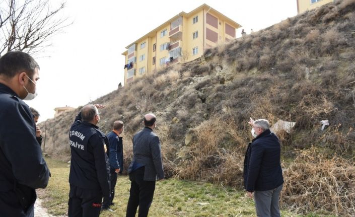 Çorum’da toprak kayması nedeniyle 3 bina tahliye edildi