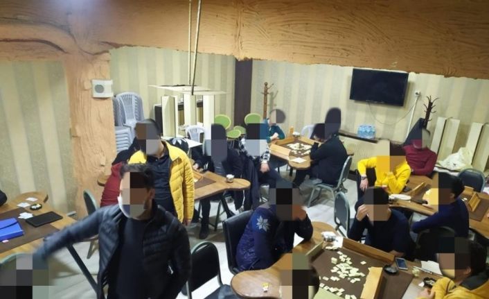 Covid-19 tedbirlerini hiçe sayarak okey oynayan ve nargile içen 19 sahsa ceza yağdı