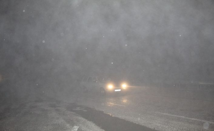 Denizli-Antalya karayolunda etkili olan kar ve sis ulaşımı olumsuz etkiledi