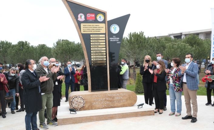Denizli’de ’Sağlık Çalışanlarına Saygı Anıtı’ 14 Mart Tıp Bayramı’nda törenle açıldı