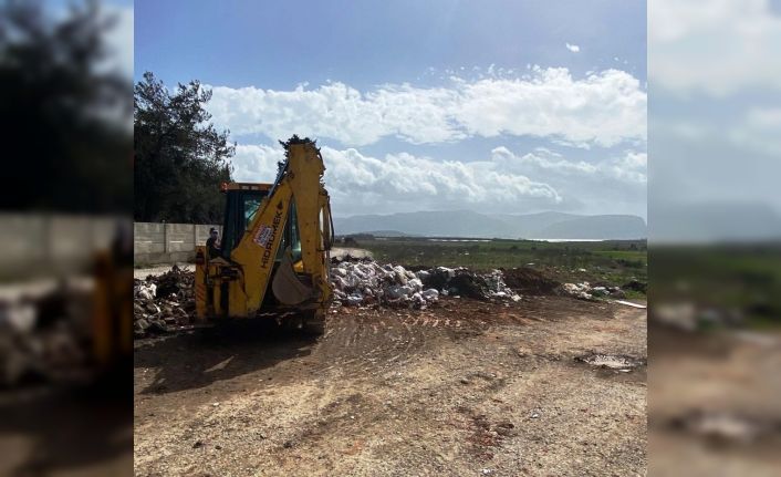 Dere yatağı kenarına dökülen kaçak moloz ve hafriyatlar kaldırılıyor