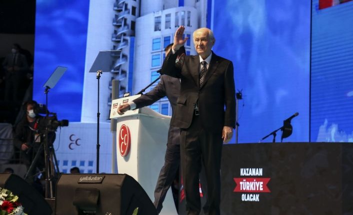 Devlet Bahçeli tek aday olarak girdiği 13. Olağan Büyük Kurultayda bin 277 oy alarak yeniden genel başkan seçildi.