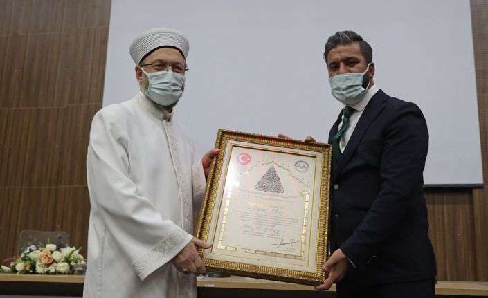 Diyanet İşleri Başkanı Erbaş, Diyarbakır’da STK temsilcileri ve kanaat önderleriyle bir araya geldi