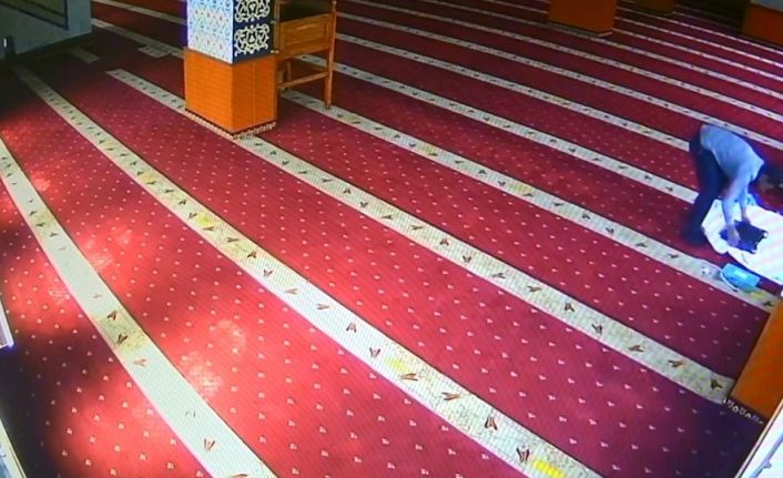 Diyarbakır’da bir acayip hırsızlık: Camiye giren hırsız, ses cihazını kefene sarıp çaldı