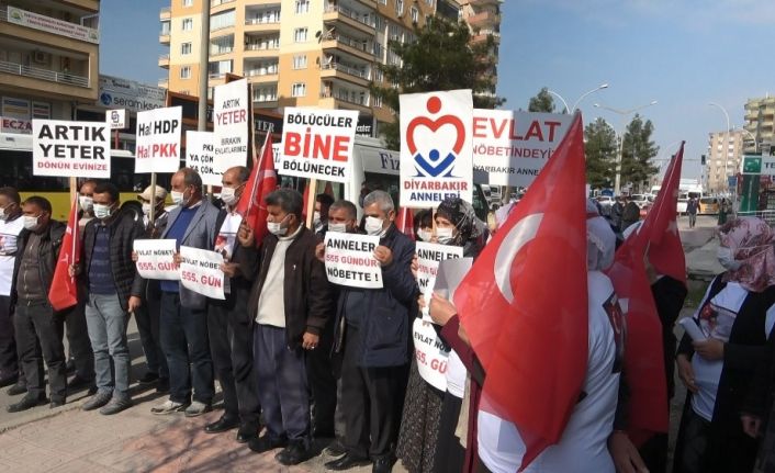 Diyarbakır’da evlat nöbetindeki aileler, ‘Kahrolsun HDP ve PKK’ sloganları ile yürüdü