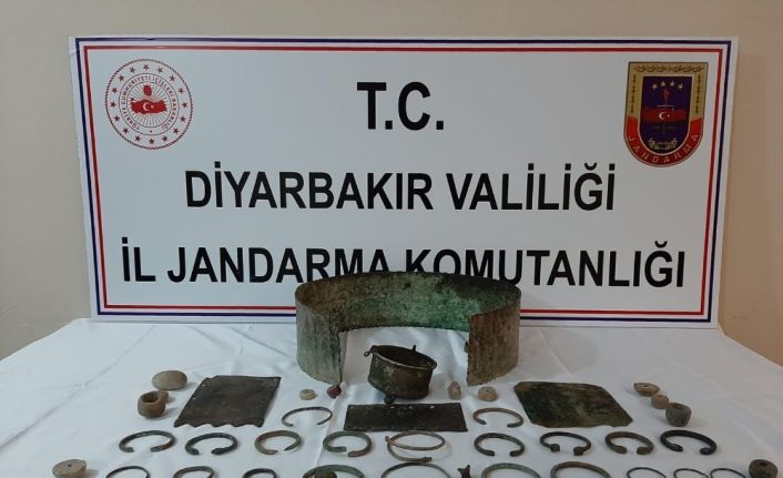 Diyarbakır’da tarihi eser kaçakçılığı operasyonu: Urartu ve Rome dönemlerine ait eserleri giysilerinin içine saklamışlar
