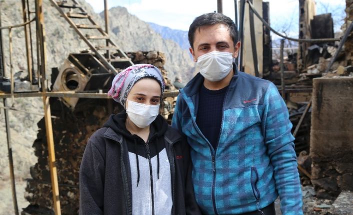 Dört ay sonra düğün yapacak olan çift yanan evlerinin enkazında altın ve ziynet eşyalarını aradılar