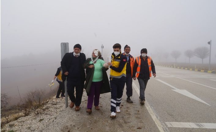 Düğüne giden özel harekat polisi, yoğun siste önünü göremeyince tarlaya uçtu