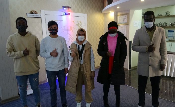 Dünya’nın dört bir yanından Sivas’a geldiler her şeye alıştı, soğuğa alışamadılar