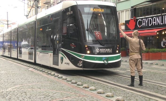 "Dur yolcu" diyen askerler tramvayın önünü kesti