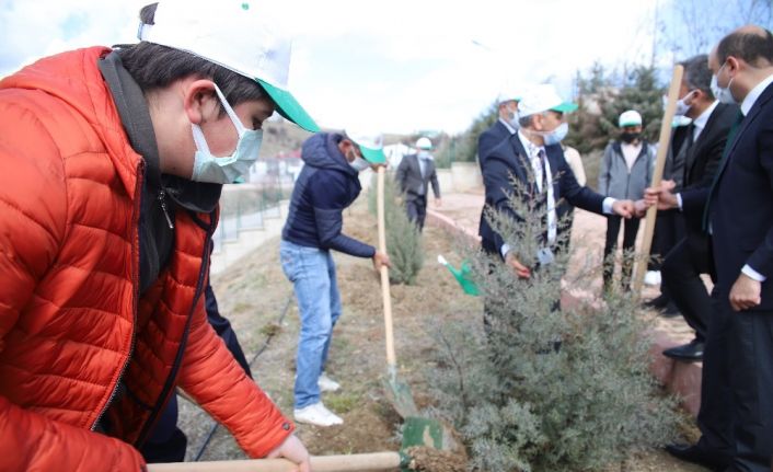 Elazığ’da fidanlar şehit Osman Paşa ve silah arkadaşları için toprakla buluşturuldu