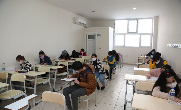 Erdemli Belediyesi Kurs Merkezi’ne kayıt sınavı gerçekleştirildi