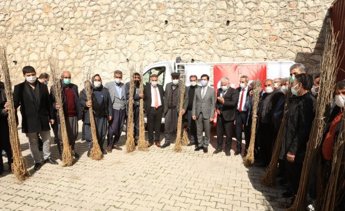 Ergani ve Çermik’te 120 çiftçiye 3 bin adet dut fidanı dağıtıldı