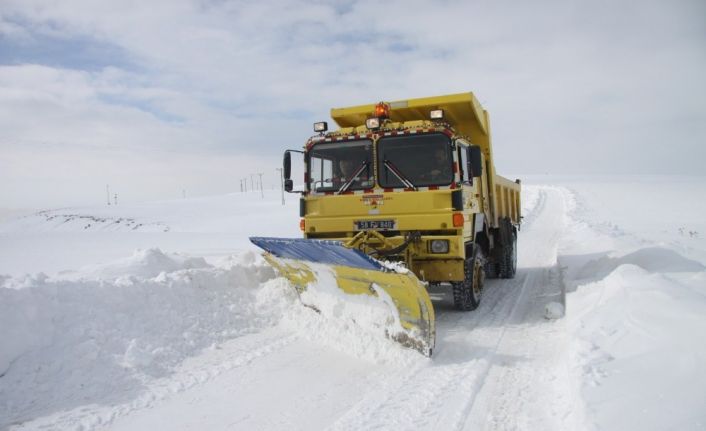 Erzincan’da kar ve tipiden 102 köy yolu ulaşıma kapandı