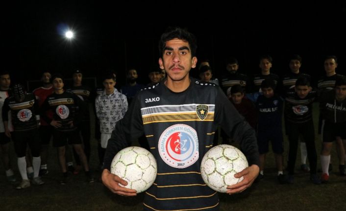 Esad rejiminin elinde olan babasını kurtarmak için futbolcu olmak istiyor