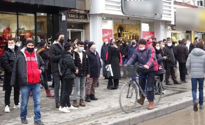 Evi yanan yaşlı kadın göz yaşlarına boğuldu, yangın meraklı vatandaşlara Covid-19’u unutturdu