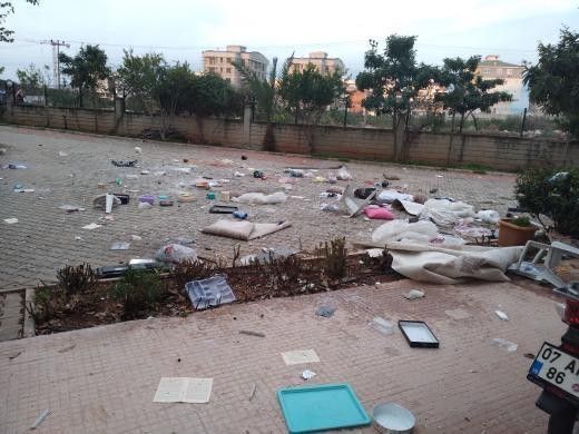 Evinin tüm eşyalarını balkon ve pencereden zemine atıp intihar girişiminde bulundu