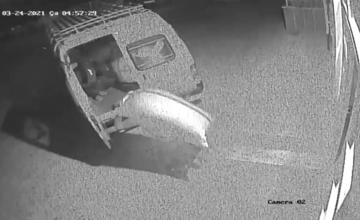 Fıstık hırsızları kameraya yakalandı