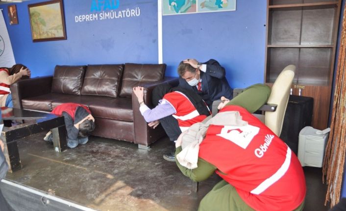Gaziosmanpaşalılar uygulamalı eğitimlerle depreme karşı bilinçleniyor