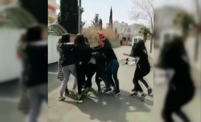 Genç kızların saç saça baş başa kavgası kamerada