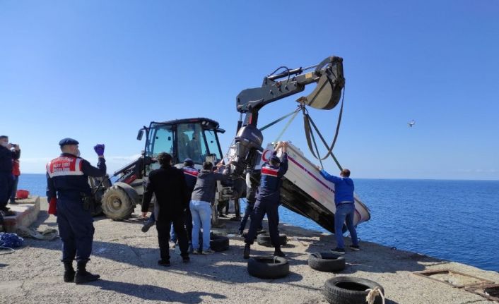 Gökçeada’da Astsubay Toykuyu’yu arama çalışmaları 4’üncü gününde devam ederken, batan tekne kıyıya çıkarıldı