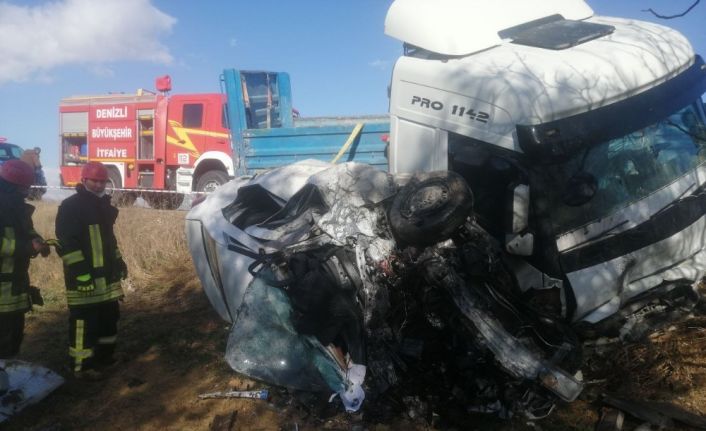 Hatalı sollama yapan tır karşıdan gelen otomobili ezdi: 1 ölü, 1 yaralı