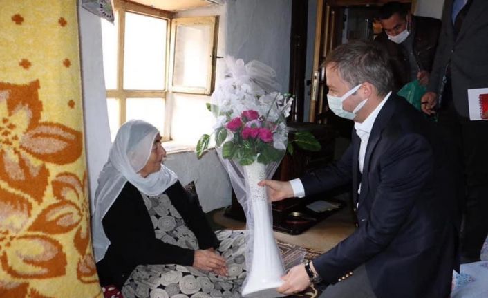 Hizan Kaymakamı Muhammed İkbal Yelek, 111 yaşındaki Makbule teyzeyi ziyaret etti