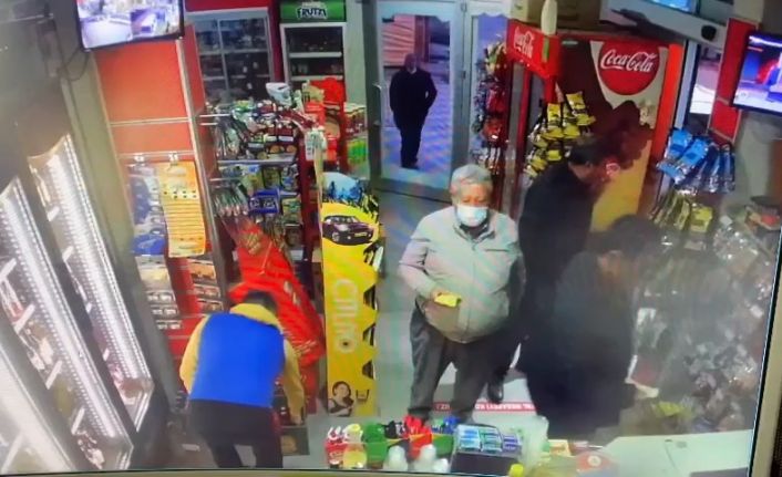 Husumetlisinin boğazına markette bıçak dayadı, dükkân sahibi ve müşteriler kurtardı