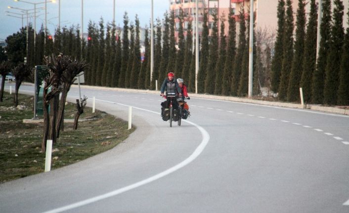 İngiltere’den dünya turuna çıkan bisiklet tutkunu çift, pedal çevirerek ülke ülke geziyor