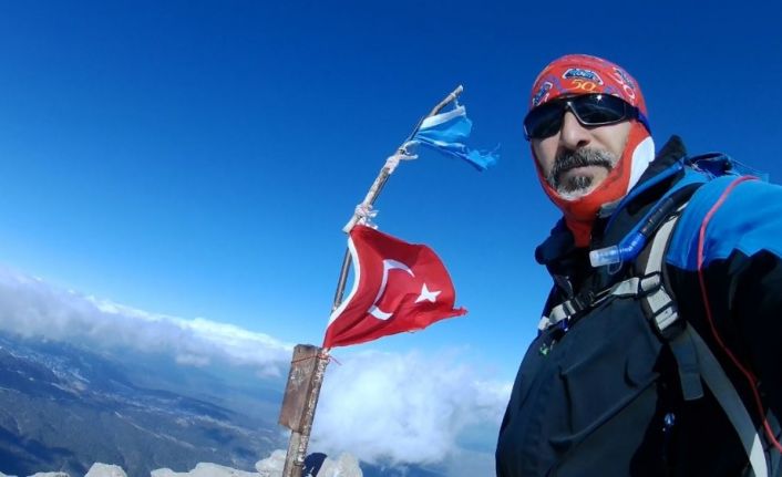 Isparta’da 2 bin 998 metrelik Dedegöl Dağı zirvesine solo tırmanışı yaptı