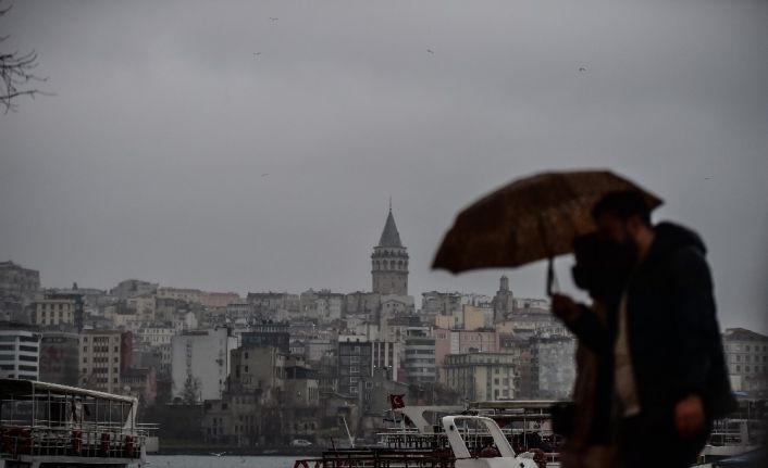 İstanbul’da aniden bastıran sağanak yağış ve dolu zor anlar yaşattı