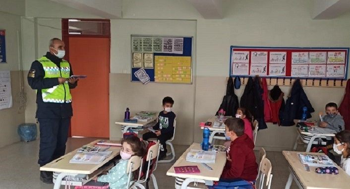 Jandarmadan okullarda “Trafik Dedektifleri ve İyi Dersler Şoför Amca” semineri