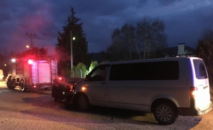 Kamyonet ile otomobil kafa kaya çarpıştı, 2 kişi yaralandı