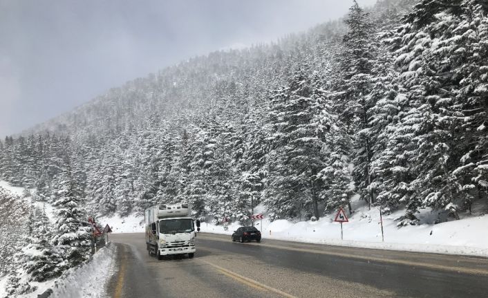 Kar kılınlığının 1 metreye ulaştığı Antalya-Konya karayolunda kartpostallık görüntüler