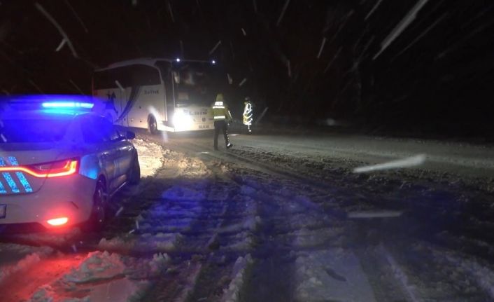 Kar ve tipi etkili oldu: Kırıkkale-Kayseri karayolu ağır tonajlı araçların geçişine kapatıldı