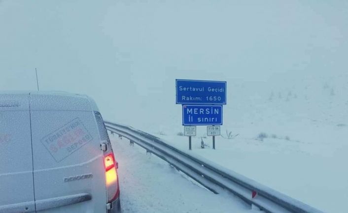 Karaman-Mut yolunda tipi ve buzlanma ulaşımı aksatıyor