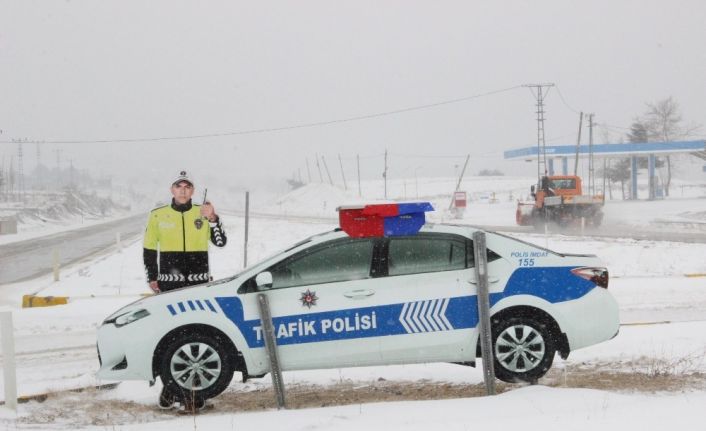 Karaman’da tipi ve buzlanma ulaşımda aksamalara neden oluyor