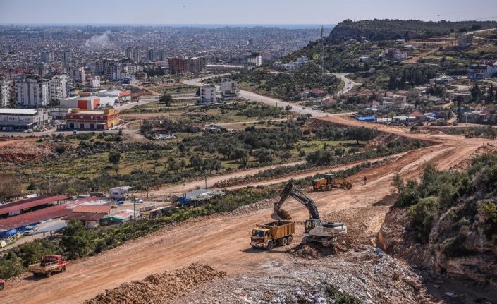 Karayolu için 13 bin kamyon hafriyat, 3 bin kamyon karşılığı kaya kaldırıldı