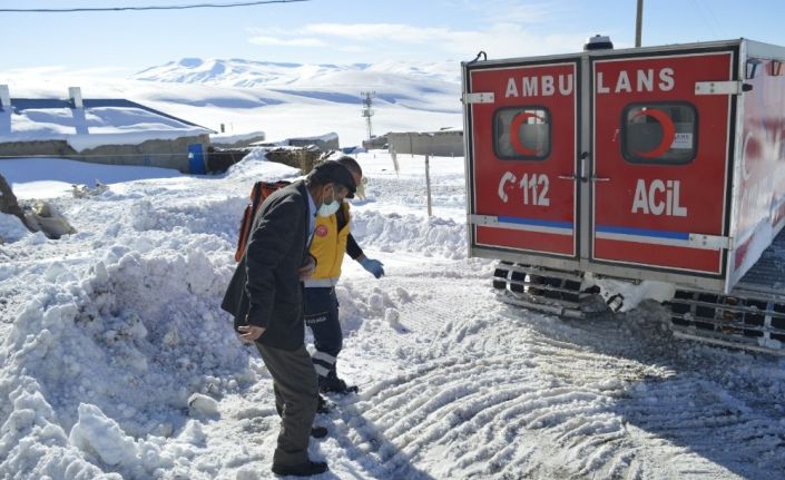 Kardan köyde mahsur kalan hasta 6 saatlik zorlu çalışmayla hastaneye ulaştırıldı