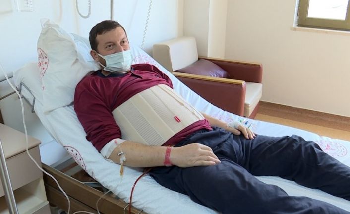 Karnındaki şişlik şikayeti ile hastaneye geldi, 21 kiloluk tümörü görünce şaşkınlık yaşadı